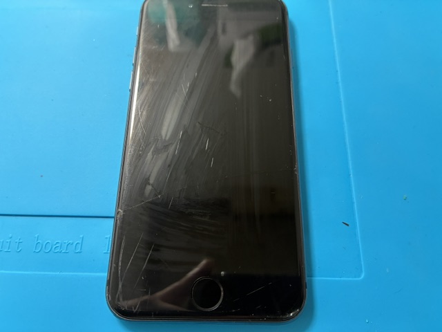 神戸市からお越しのお客様よりiPhone8の画面交換をご依頼いただきました！